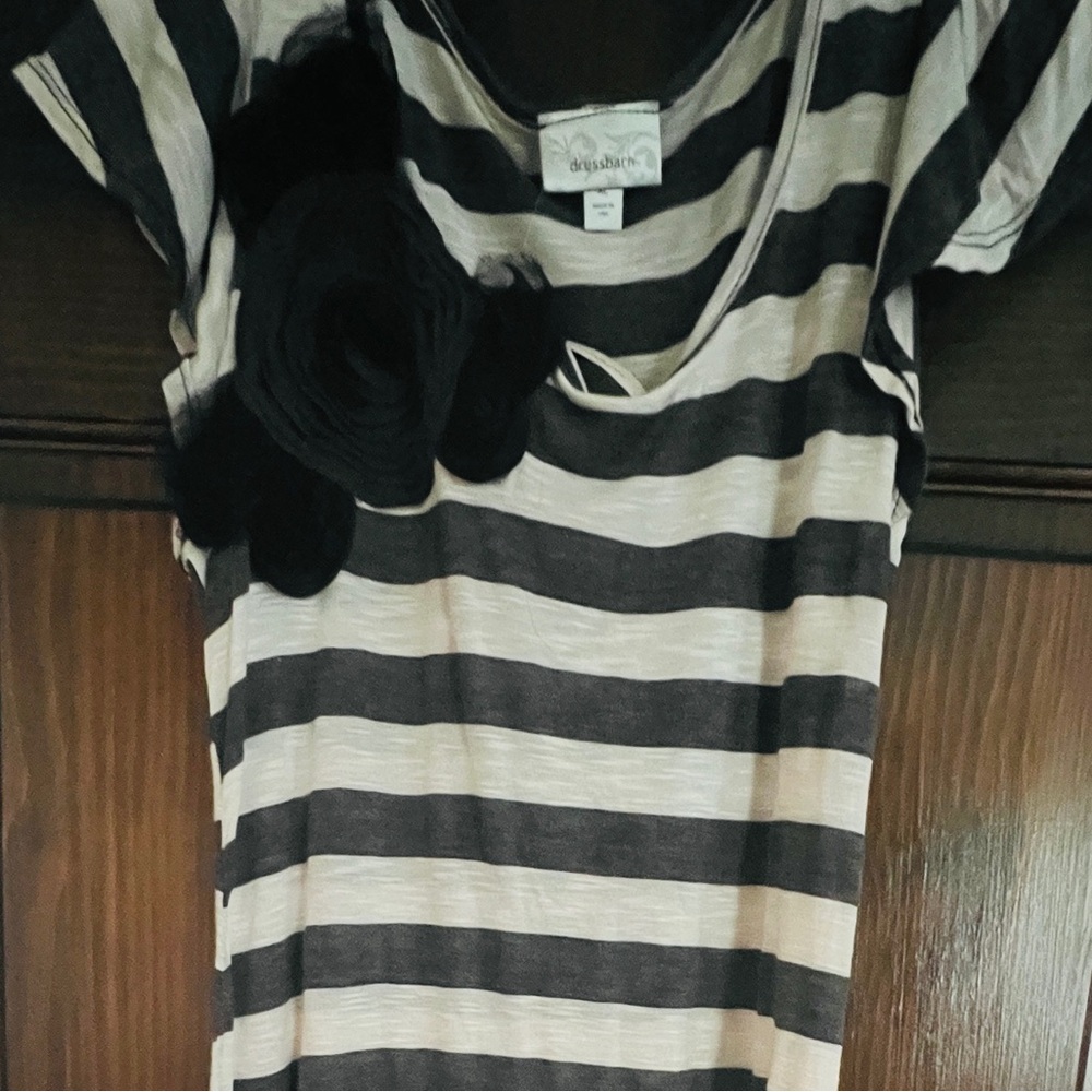 Women’s Cute Black and white top.